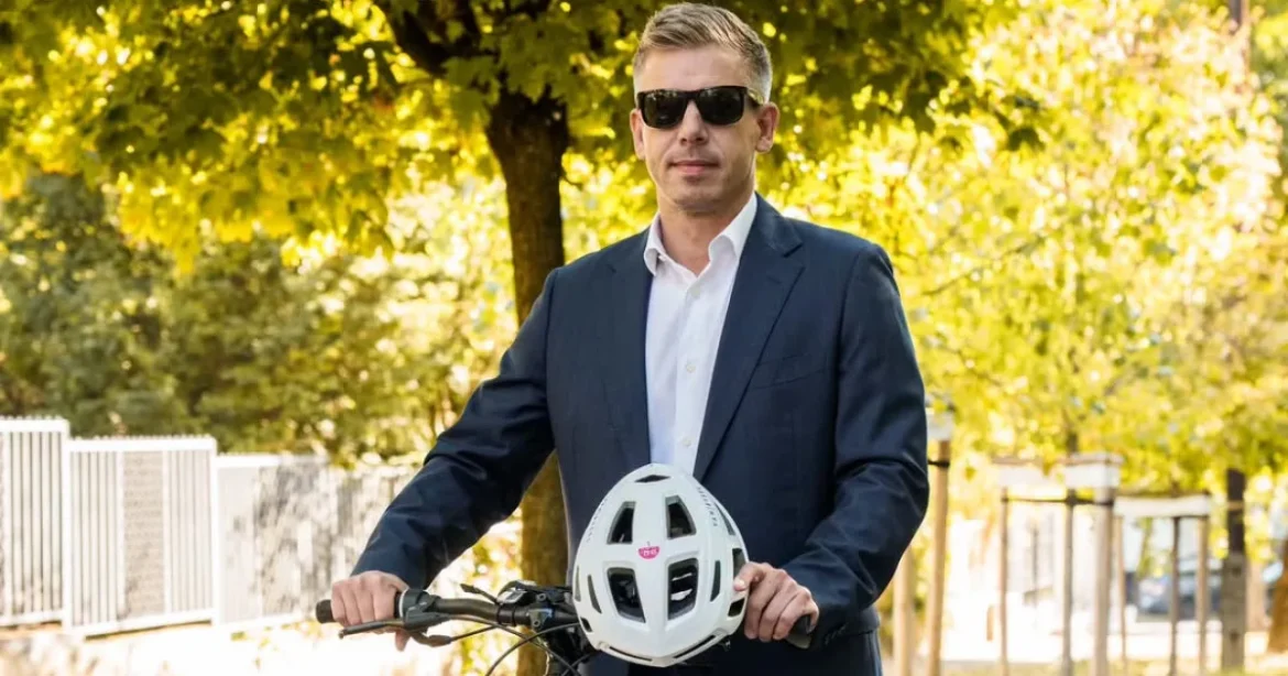 A nap képe: Magyar Péter biciklivel indult munkába